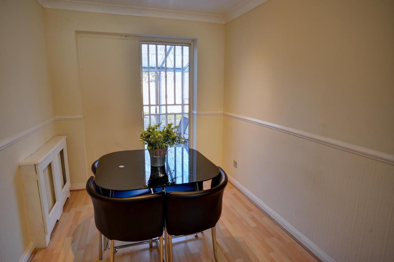 Modern & Spacious - Walk To London Excel- Parking Exterior photo