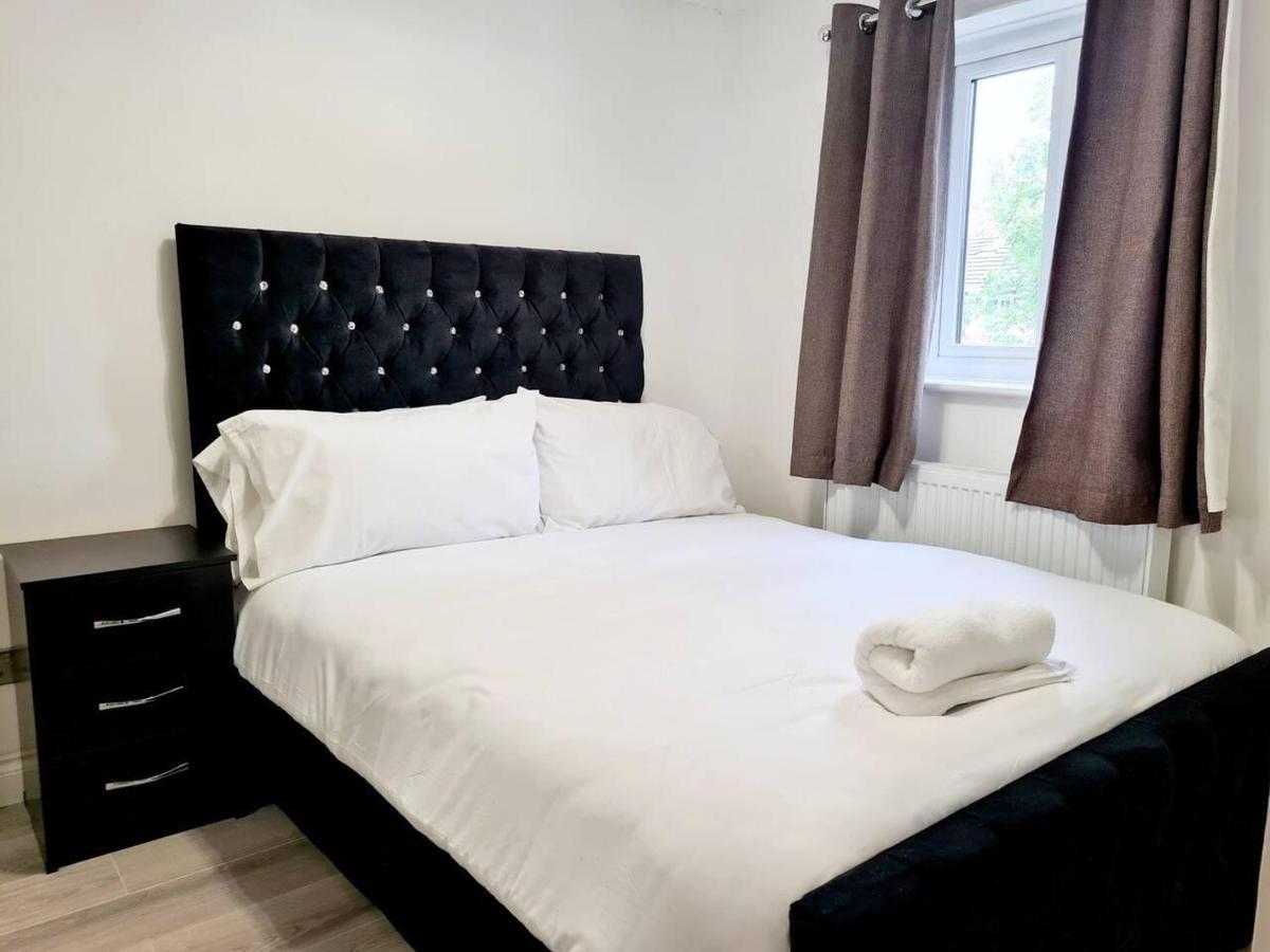 Modern & Spacious - Walk To London Excel- Parking Exterior photo