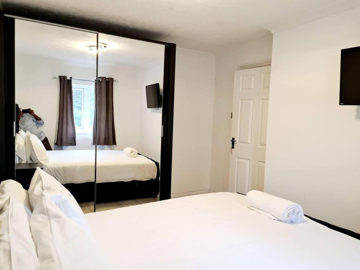 Modern & Spacious - Walk To London Excel- Parking Exterior photo