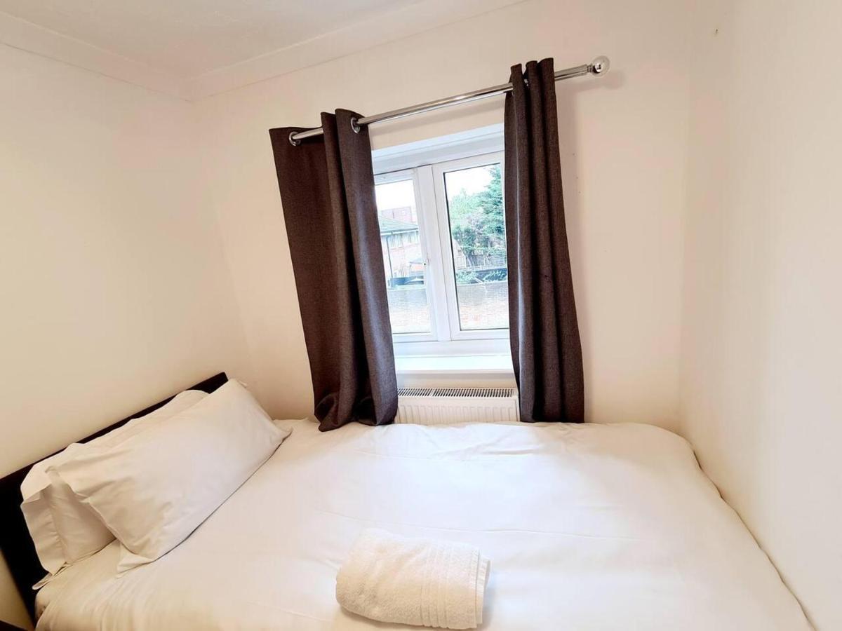 Modern & Spacious - Walk To London Excel- Parking Exterior photo